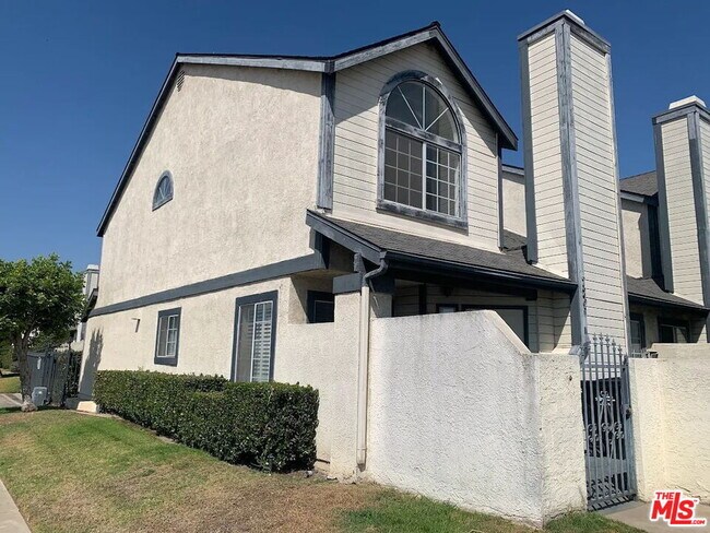 Building Photo - 720 W Olympic Blvd