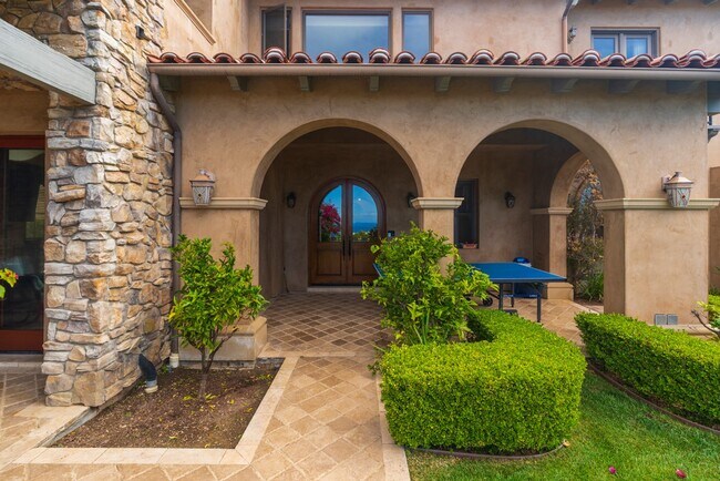 Building Photo - Gorgeous 5 Bedroom Home with sweeping views and pool