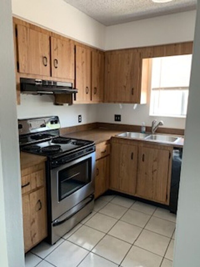 Building Photo - $300 OFF FIRST MONTHS RENT! Available now!