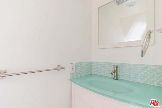 Building Photo - 5820 Yolanda Ave