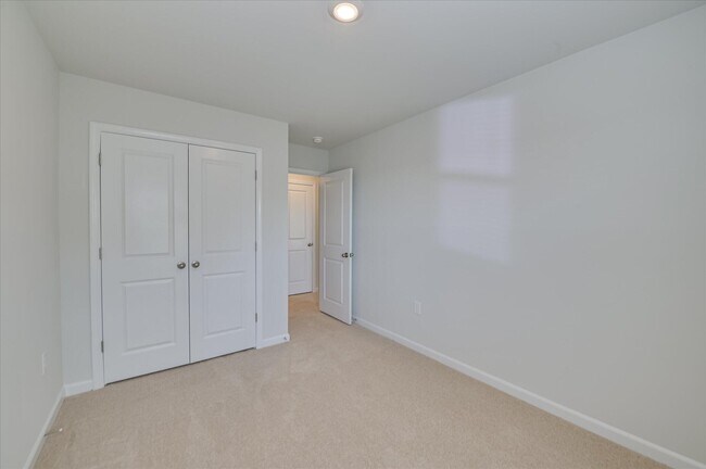 Building Photo - 811 Grovebury Ct