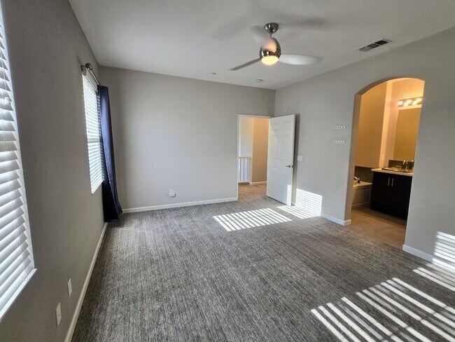 Building Photo - 2033 Silverado St