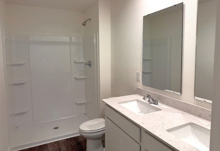 Building Photo - 552 Brookside Dr