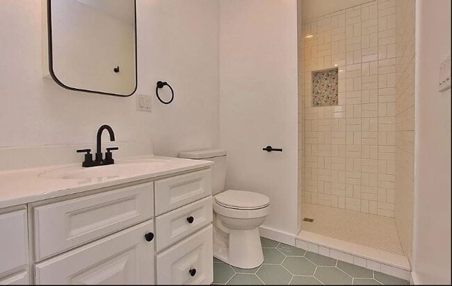 Building Photo - Style, comfort, & convenience---perfectly packaged!