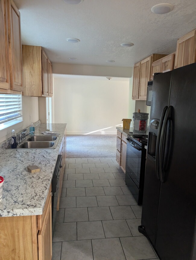 Building Photo - 880 Medoland Dr