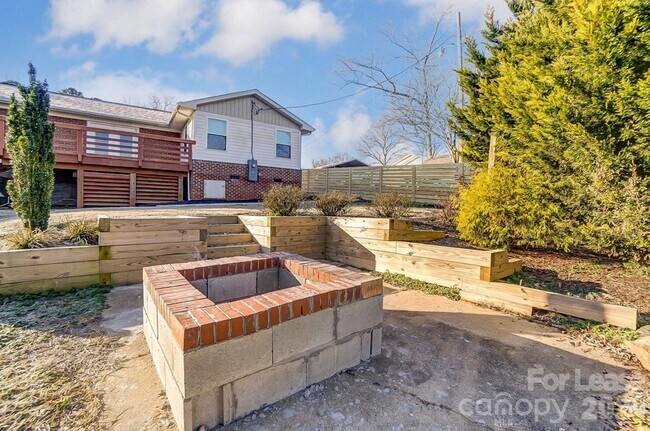 Building Photo - 10 Spruce Pine Dr