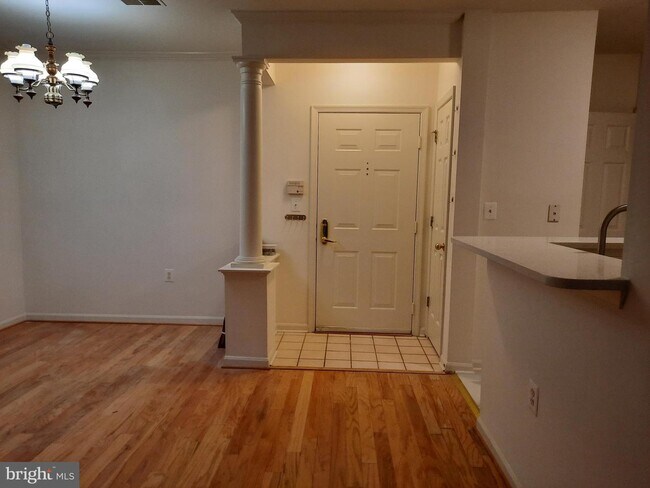 Building Photo - 7011 Falls Reach Dr