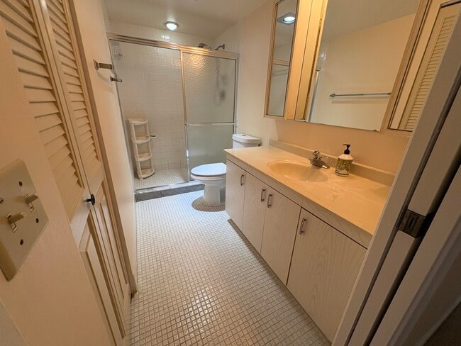 Building Photo - 2202 Lucaya Bend