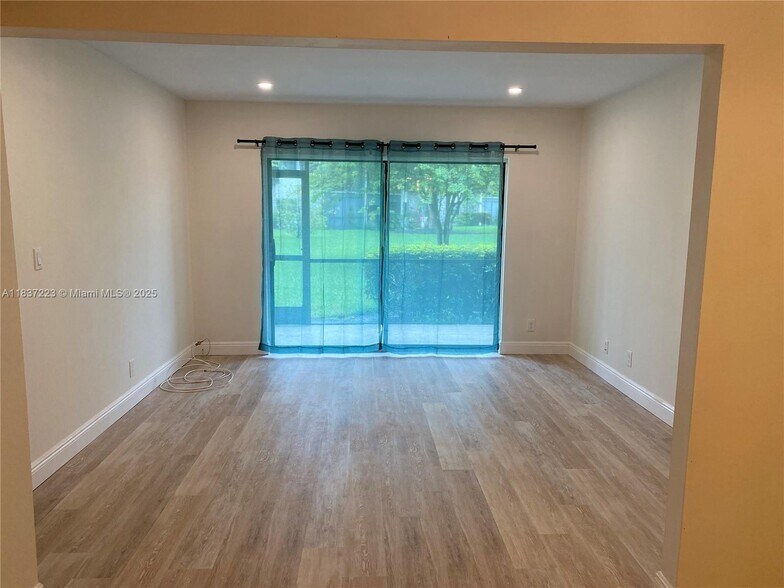 Building Photo - 3119 Oakland Shores Dr