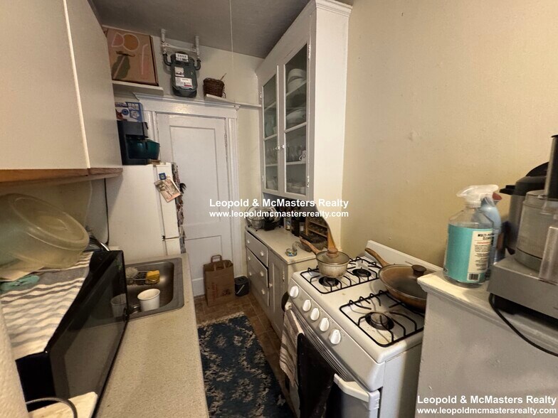 Building Photo - 156 Kelton St