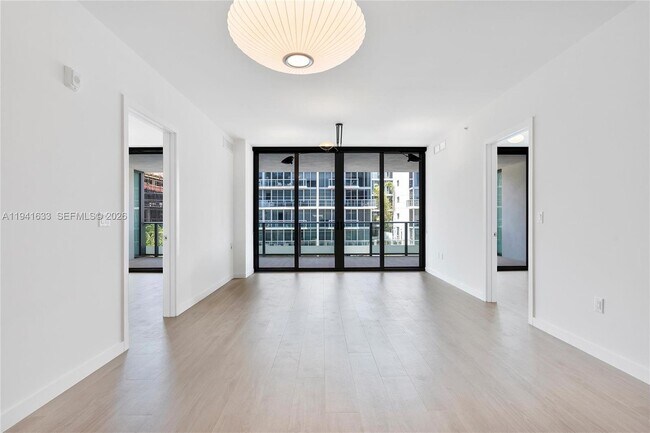 Building Photo - 9901 W Bay Harbor Dr