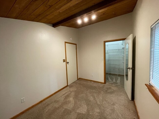 Building Photo - One bedroom Private Hilltop home washer, d...