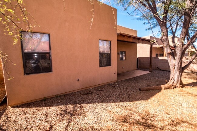 Building Photo - 3 Bedroom, 2 Bath Sante Fe, 2 Car Garage, ...