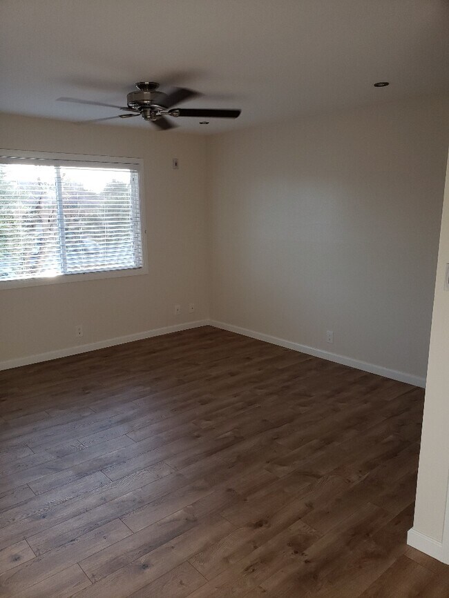 Building Photo - 400 N Acacia Ave