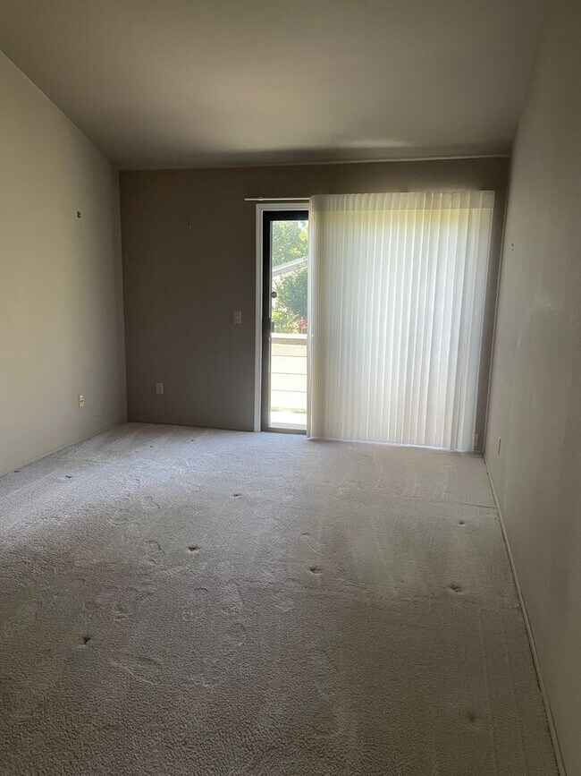 Building Photo - Beautiful End Unit Condo in Bennett Valley!