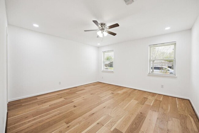 Building Photo - 5602 Hialeah Dr