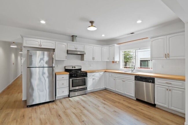 Building Photo - Houston Street 3 Bedrooms / 1 Bath Apartments in Boyle Heights