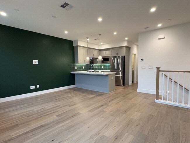 Building Photo - Modern 3BR/3BA Townhome in Prime Mountain View Location