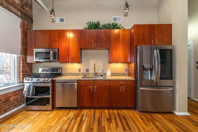 Building Photo - 400 W Church Ave