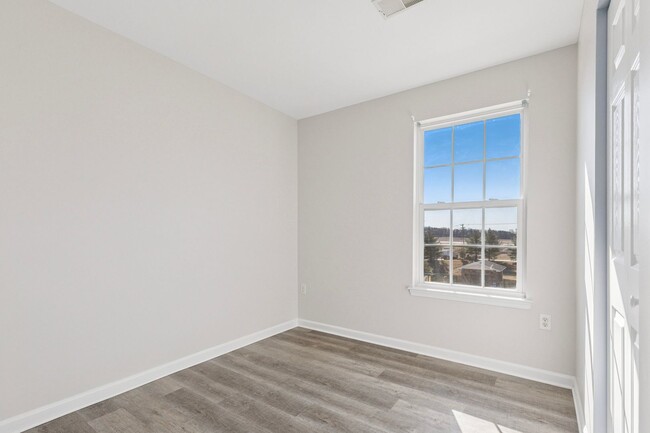 Building Photo - Newly Renovated 3 Bed 2.5 Bath Townhome in...