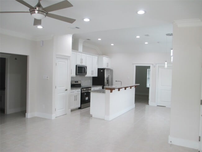 Building Photo - 1209 Elm St