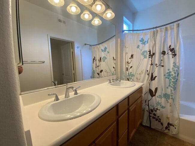Building Photo - Gorgeous 3 bed 3 1/2 bath Townhome with be...