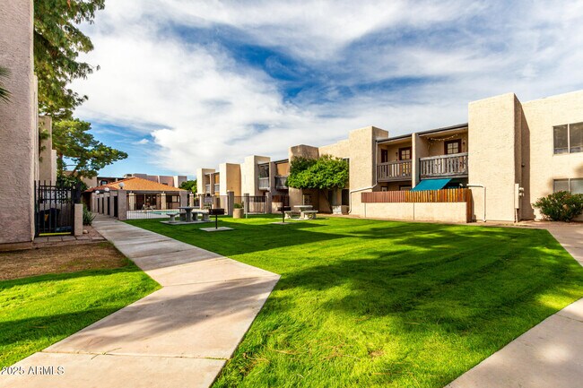 Building Photo - 1927 E Hampton Ave