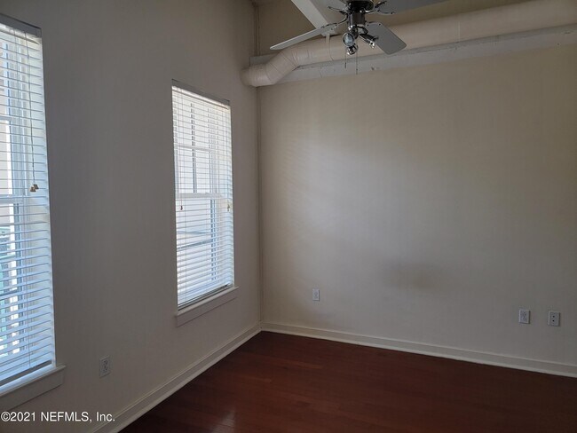 Building Photo - 1661 Riverside Ave