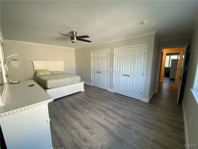 Building Photo - 447 Summerhaven Dr N