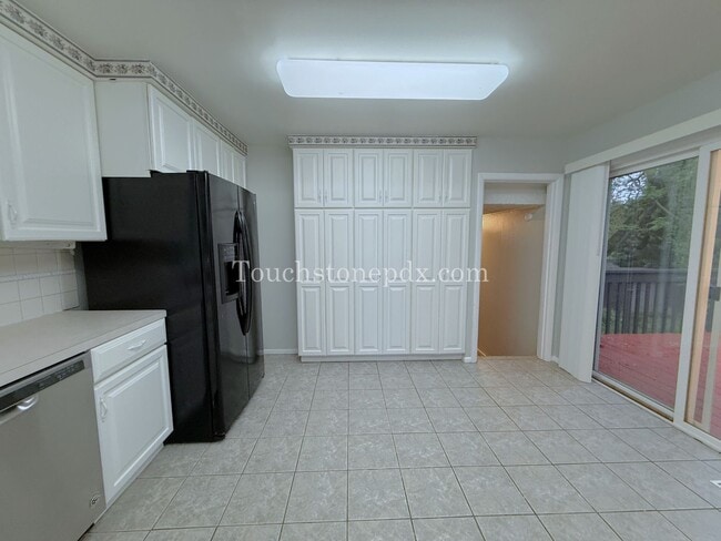 Building Photo - Bright Milwaukie Home with Deck and Large Yard!