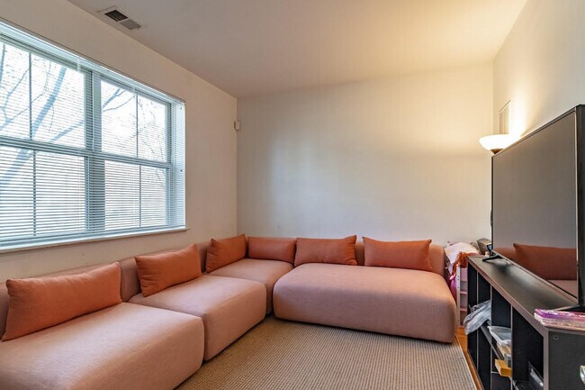 Building Photo - 721 Summit Ln