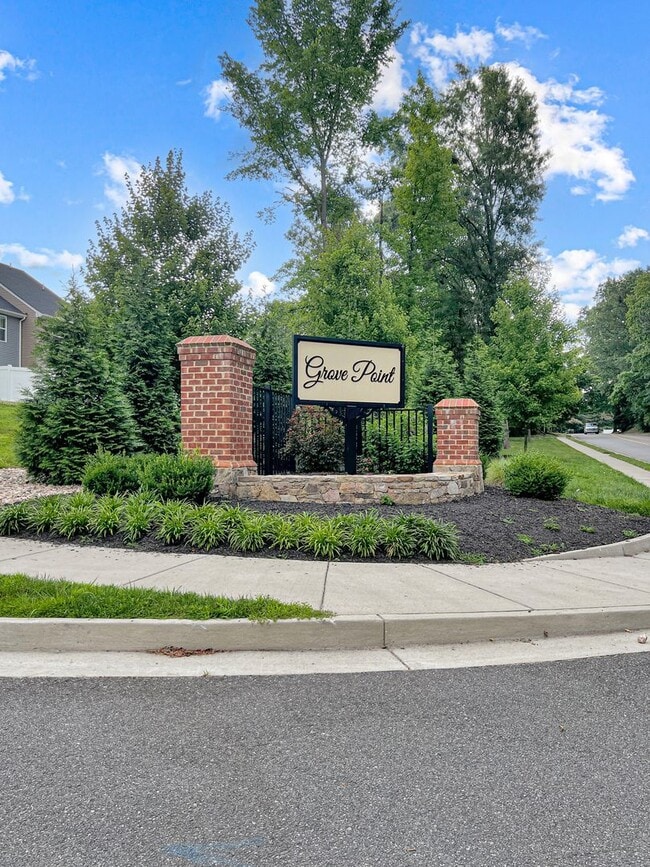 Building Photo - Move-In Ready Townhome with Finished Basem...