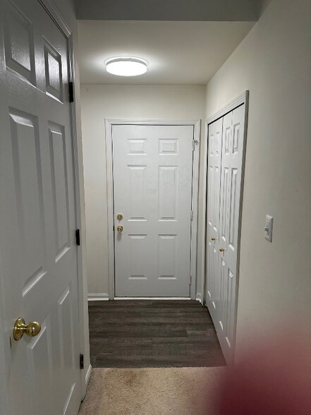 Building Photo - 4685 Hunters Cir W