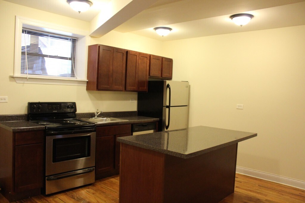 Building Photo - 1115 W Oakdale Ave