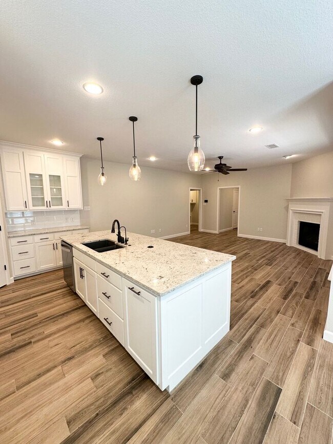 Building Photo - Stunning 3 Bed 2 Bath Ready To Rent ASAP!