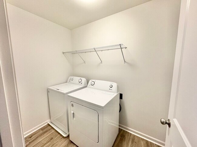Building Photo - On quiet, dead end Street 3 bedroom 2 1/2 bath townhome