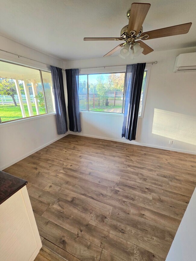 Building Photo - Charming 2 Bedroom on Acreage