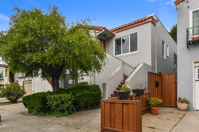 Building Photo - 833 Linden Ave