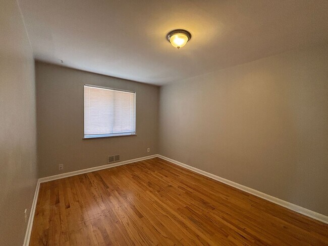 Building Photo - 2 bedroom, 1 bath duplex with hardwood floors.  Off-street parking!