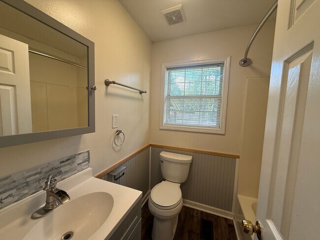 Building Photo - Cute 3 Bedroom Home on over an Acre in Ope...
