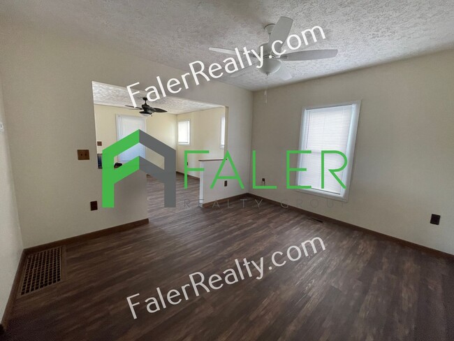 Building Photo - Spacious 2-bedroom Home