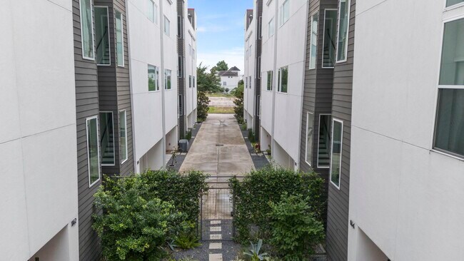Building Photo - 1159 W 18th St