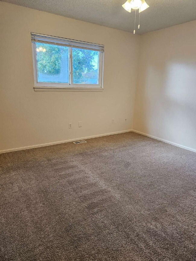 Building Photo - Charming 3BR/2BA with Massive Yard and Gar...