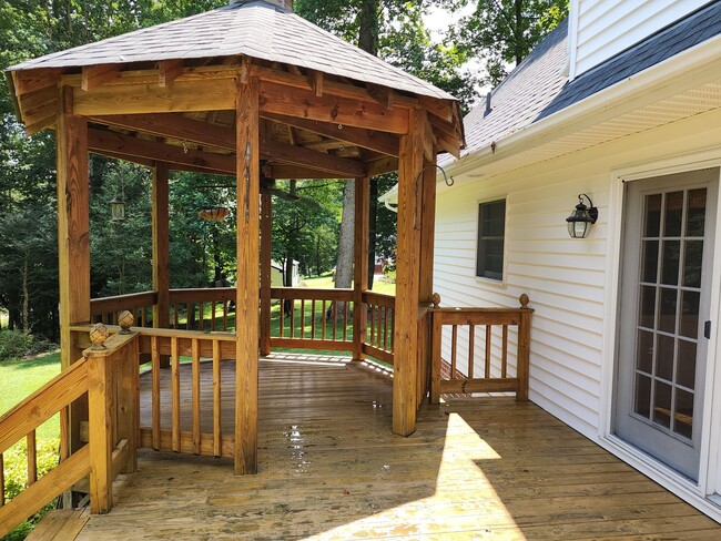 Building Photo - Incredible Spacious Home in Five Lakes!