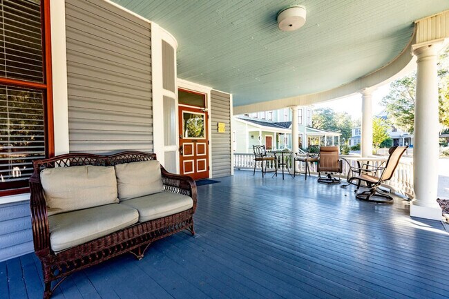 Building Photo - 205 SE 7th St