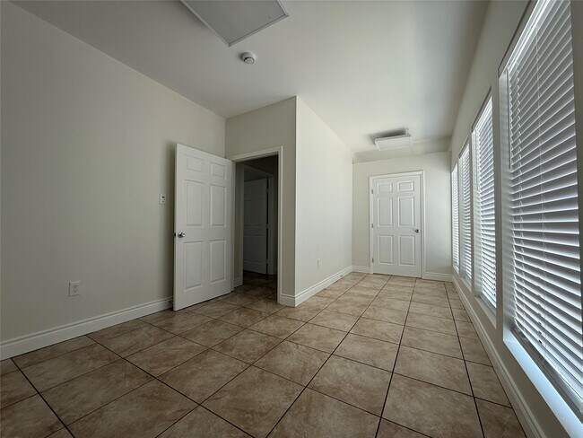 Building Photo - 2724 Crossview Dr