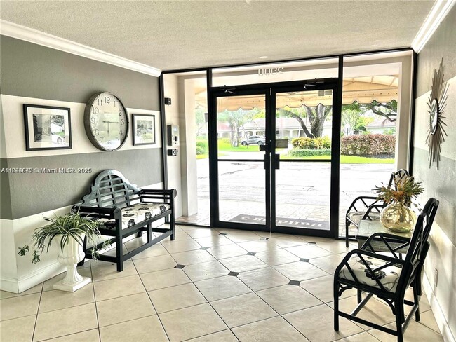 Building Photo - 2900 N Palm Aire Dr