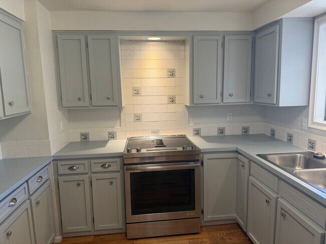 Building Photo - Updated 3-bedroom, 2-bathroom house in desirable Thurston neighborhood!