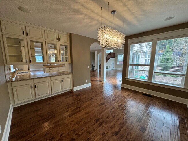 Building Photo - Milwaukie 4-Bedroom Home on Corner Lot, Sp...