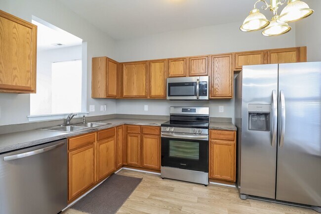 Building Photo - Two Bedroom 2.5 Bathroom Townhouse Available!